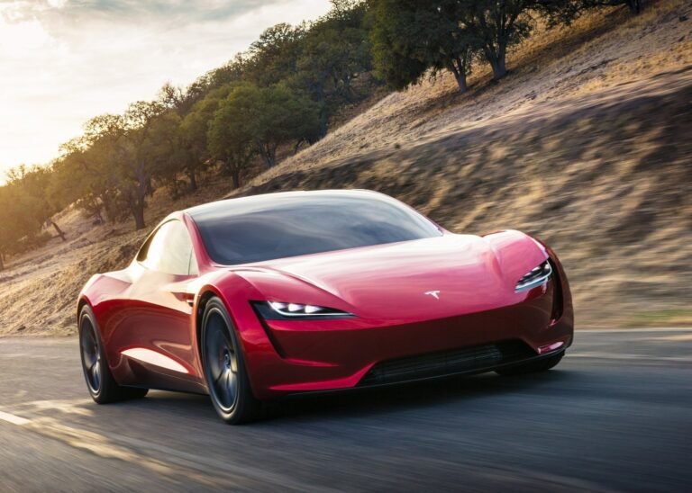 Tesla apresenta novo Roadster; Musk compara a carros de James Bond