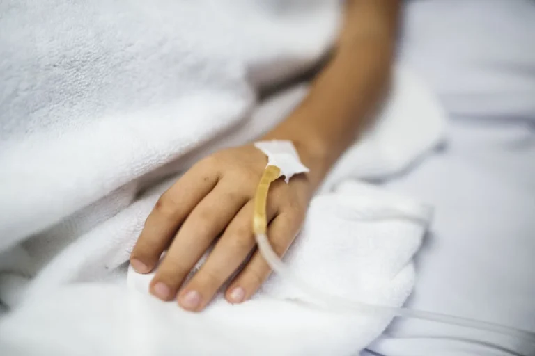 Transplante e tratamento de câncer: Anvisa atrasa esperança de vida