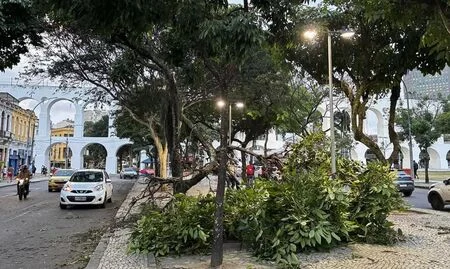 Ventania de 91 km/h assola o Rio e gera alerta severo